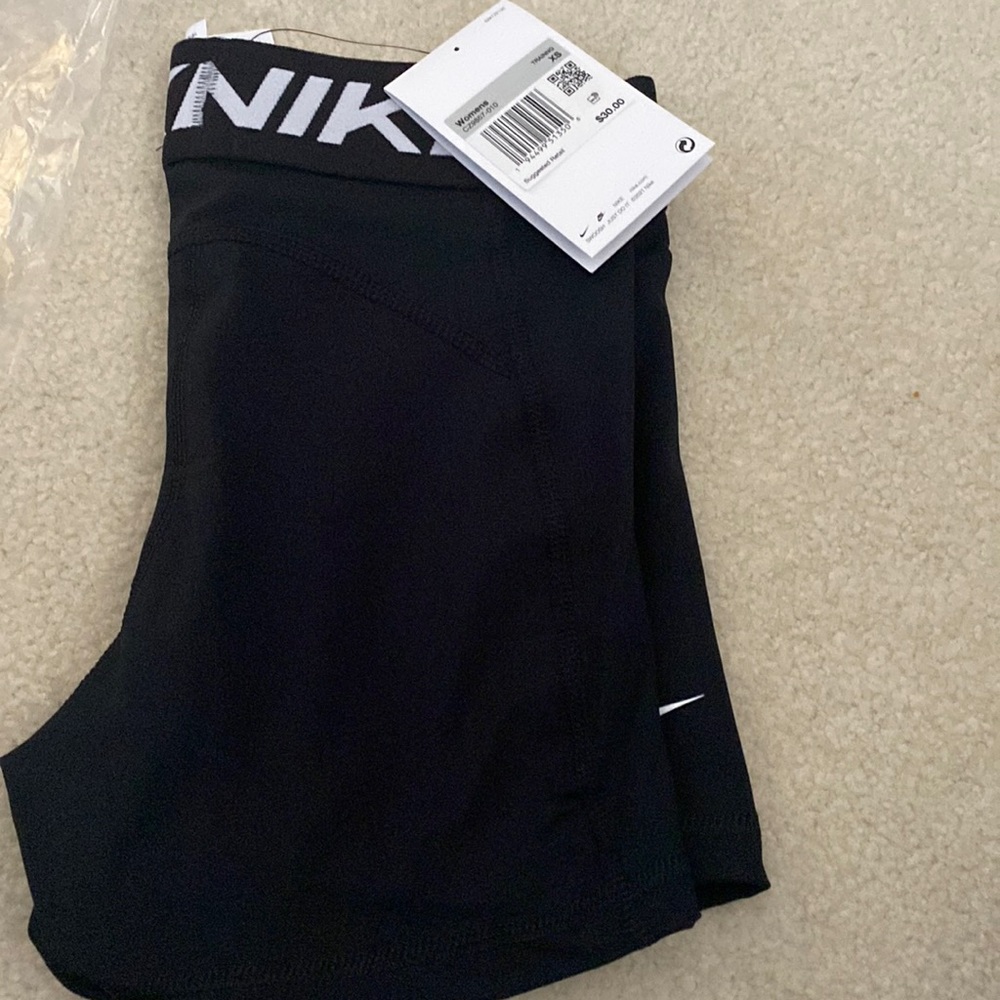 New in bag Women’s XS Nike Pro Dri Fit training short
